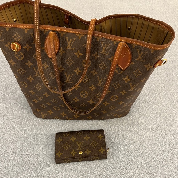 Louis Vuitton Handbags - Louis Vuitton Neverfull MM Tote with wallet, organizer and non branded duster